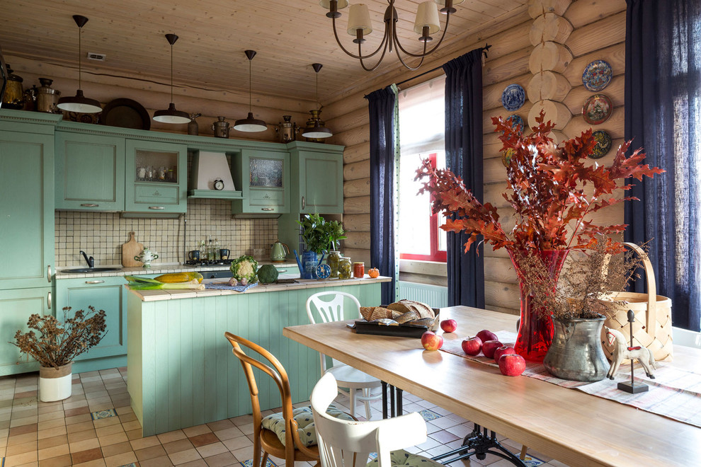 Идея дизайна: прямая кухня в стиле рустика с обеденным столом, накладной мойкой, фасадами с утопленной филенкой, зелеными фасадами, бежевым фартуком, островом и бежевым полом в частном доме