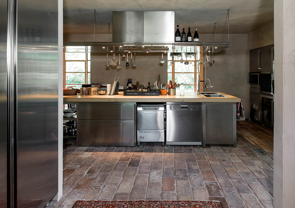 Example of an urban kitchen design in Venice