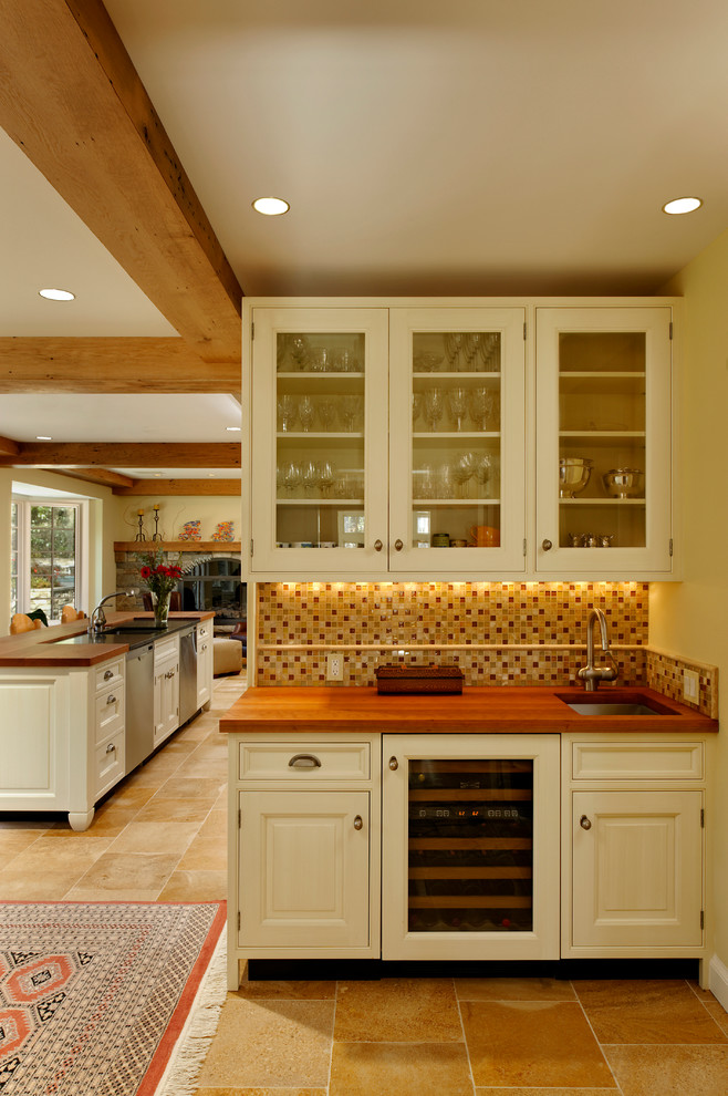 Idéer för att renovera ett mycket stort rustikt kök, med en nedsänkt diskho, luckor med infälld panel, vita skåp, beige stänkskydd, stänkskydd i porslinskakel, klinkergolv i porslin och en köksö