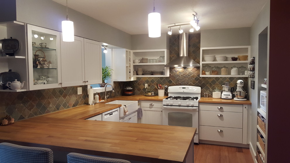 Exempel på ett mellanstort lantligt u-kök, med en rustik diskho, luckor med profilerade fronter, vita skåp, träbänkskiva, brunt stänkskydd, stänkskydd i stenkakel, vita vitvaror, bambugolv och en halv köksö