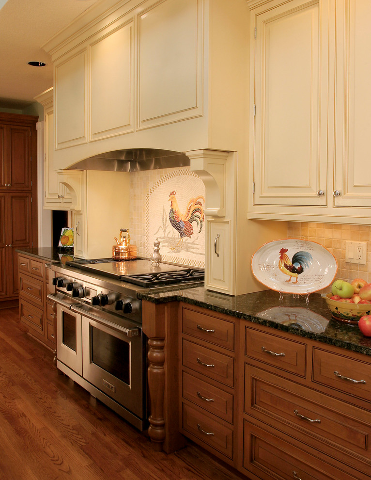 Example of a classic kitchen design in Portland