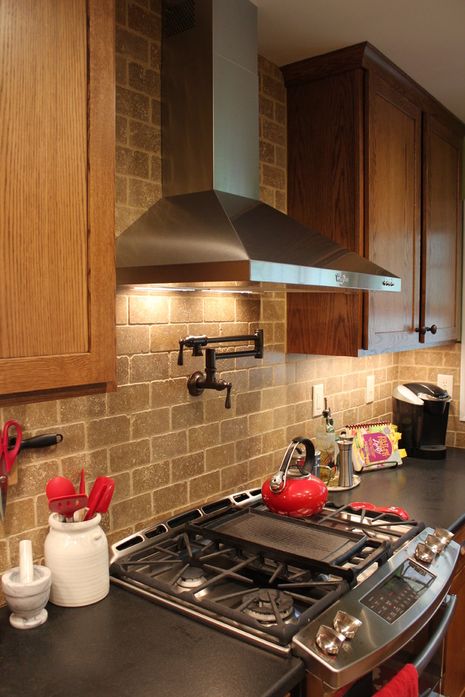 Bild på ett mellanstort rustikt kök, med en dubbel diskho, skåp i mellenmörkt trä, bänkskiva i kvarts, rostfria vitvaror, luckor med infälld panel, brunt stänkskydd, stänkskydd i tunnelbanekakel, mellanmörkt trägolv och en halv köksö