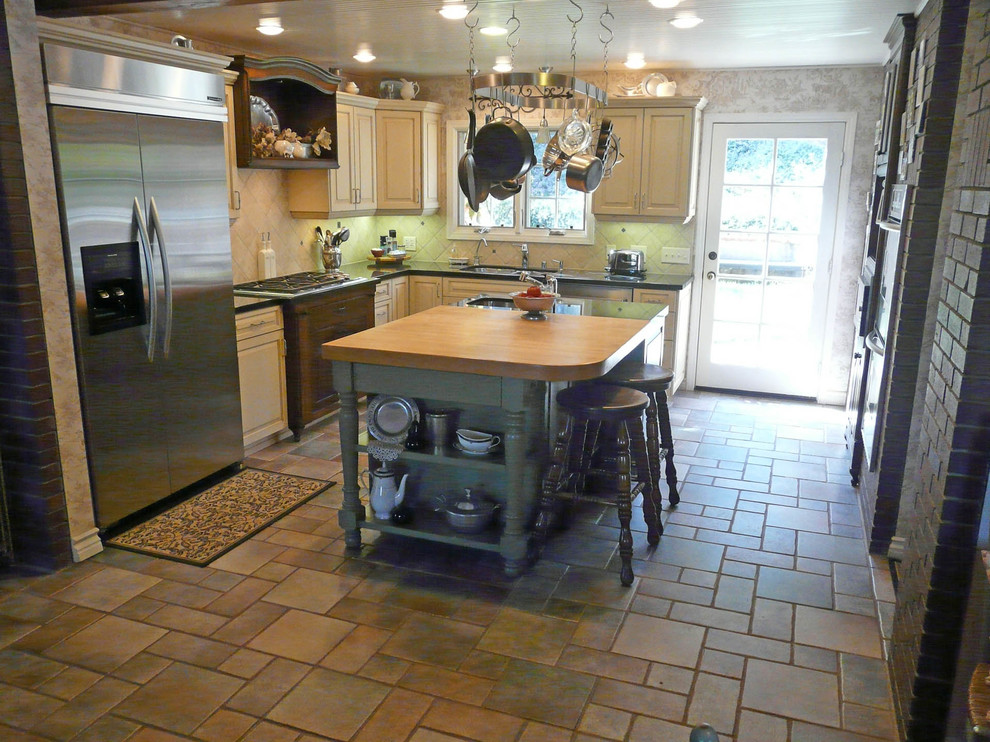 Exempel på ett mellanstort klassiskt kök, med luckor med upphöjd panel, granitbänkskiva, beige stänkskydd, rostfria vitvaror, en köksö, en dubbel diskho, skåp i slitet trä, stänkskydd i stenkakel och klinkergolv i porslin
