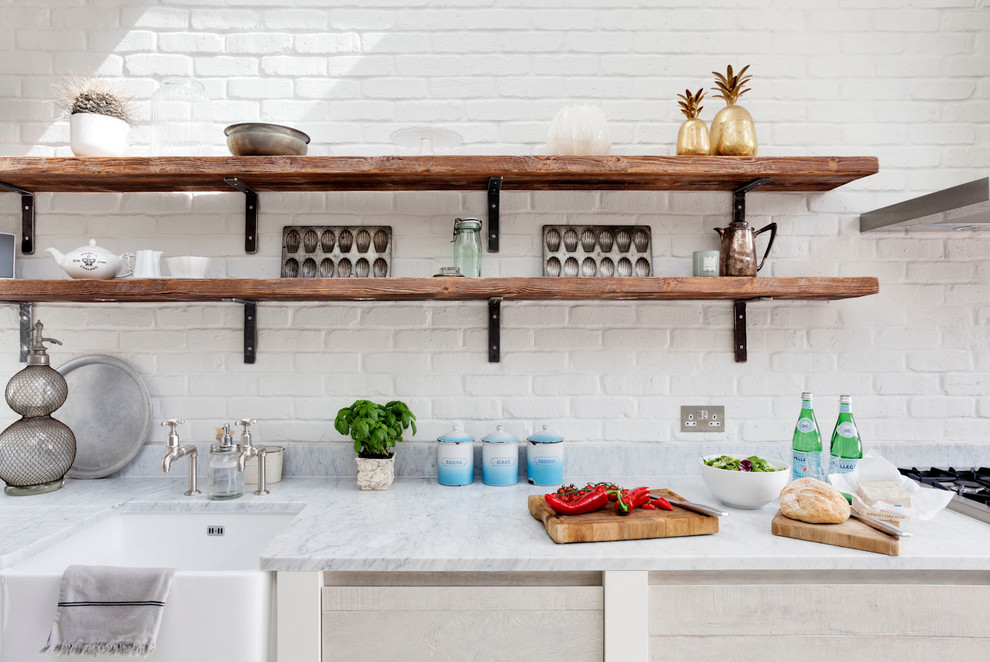 Landhausstil Küche mit Landhausspüle, offenen Schränken und Küchenrückwand in Weiß in Sonstige