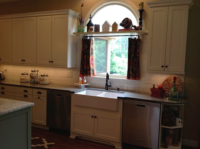 アトランタにあるカントリー風のおしゃれなアイランドキッチン (エプロンフロントシンク、御影石カウンター、白いキッチンパネル、シルバーの調理設備) の写真