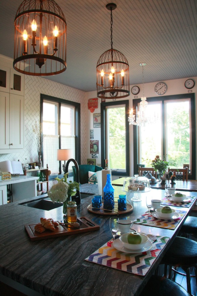 Exempel på ett stort eklektiskt kök, med en undermonterad diskho, luckor med infälld panel, vita skåp, marmorbänkskiva, vitt stänkskydd, stänkskydd i porslinskakel, rostfria vitvaror, mörkt trägolv, en köksö och brunt golv