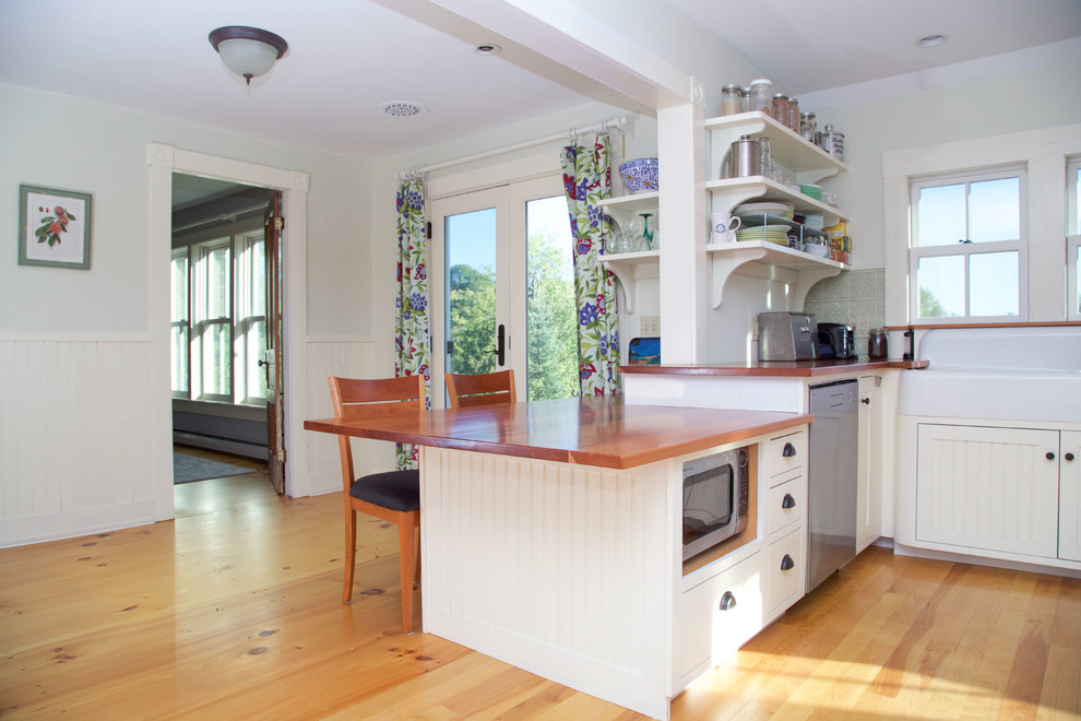 Foto de cocina de estilo de casa de campo con fregadero sobremueble, puertas de armario blancas, encimera de madera y suelo de madera en tonos medios