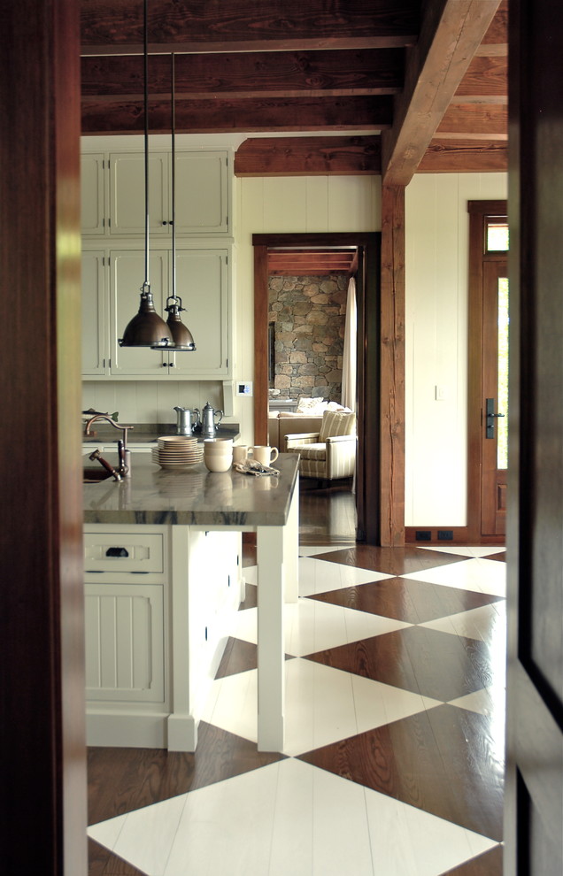 Idéer för att renovera ett stort rustikt kök, med luckor med infälld panel, vita skåp och en köksö