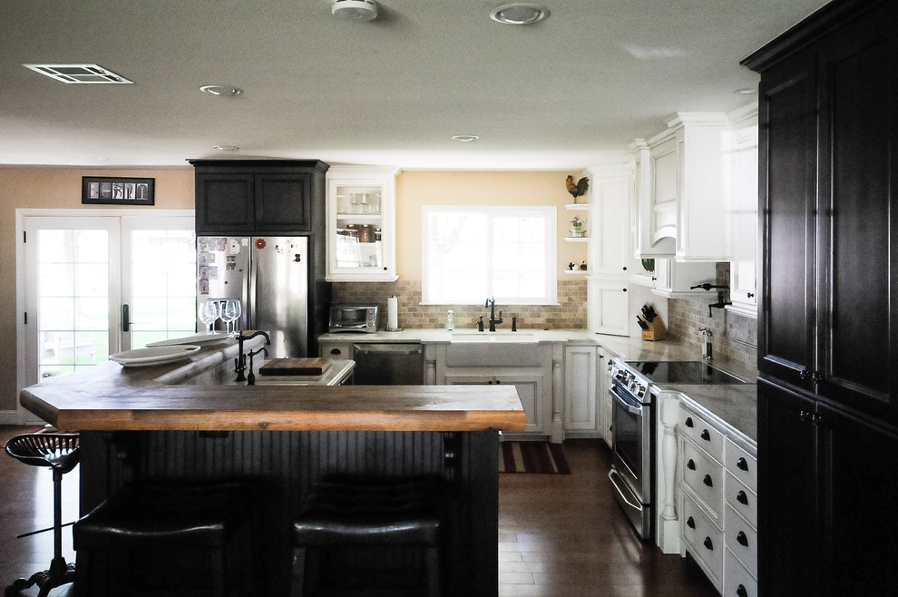 Country Küche mit Landhausspüle, schwarzen Schränken, Arbeitsplatte aus Holz, Küchengeräten aus Edelstahl, braunem Holzboden, Kücheninsel und Schrankfronten im Shaker-Stil in Sacramento