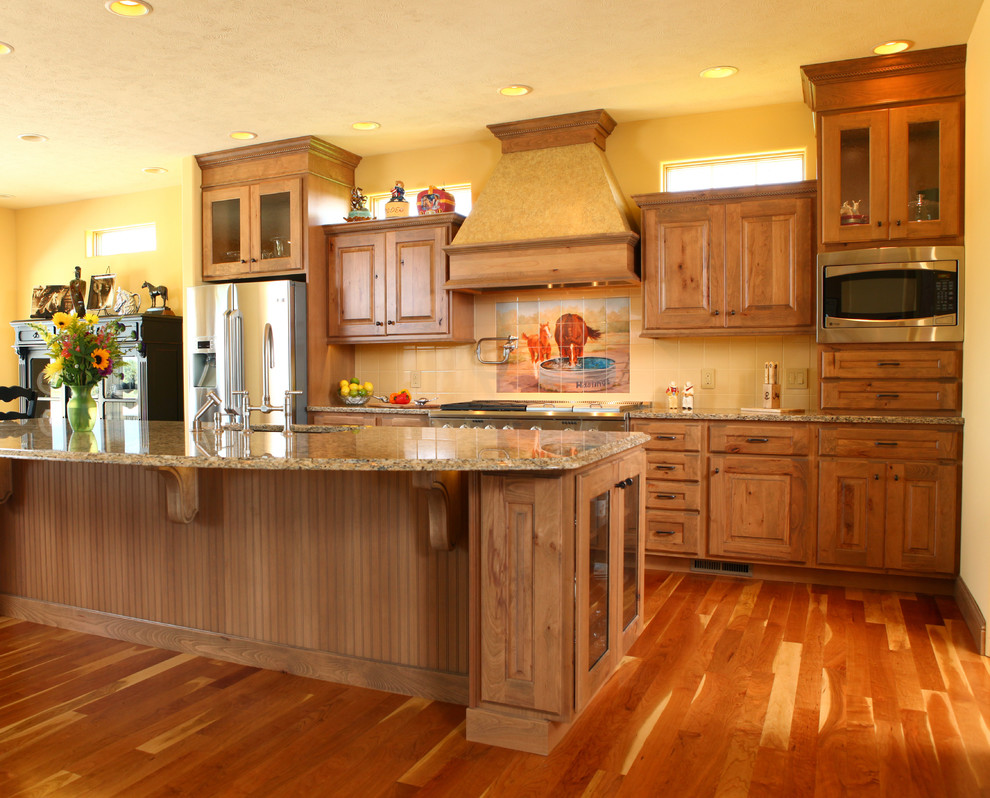 На фото: кухня в стиле кантри с фасадами с выступающей филенкой и светлыми деревянными фасадами