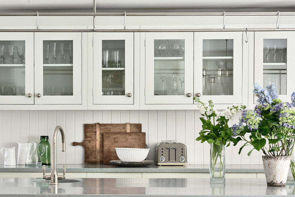 Example of a farmhouse kitchen design