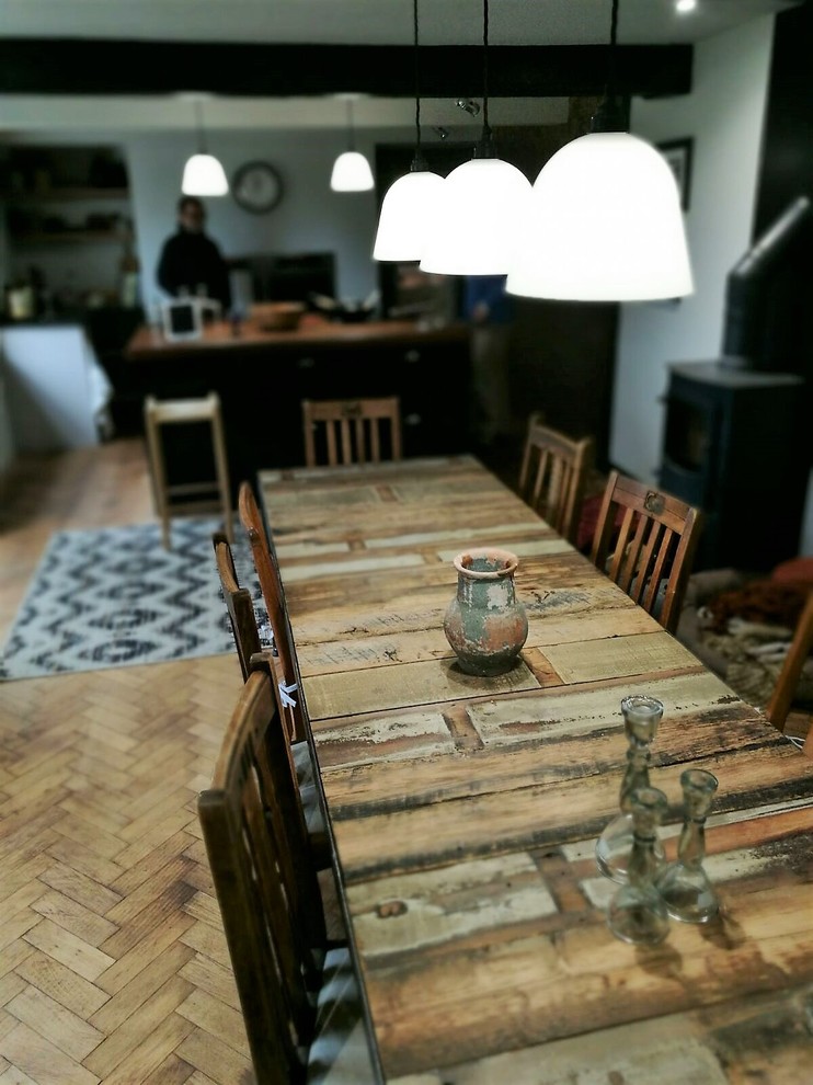 Modelo de comedor de cocina de estilo de casa de campo grande con suelo de madera en tonos medios