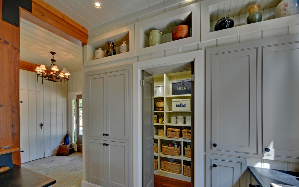 Foto de cocina clásica con armarios con rebordes decorativos y puertas de armario grises