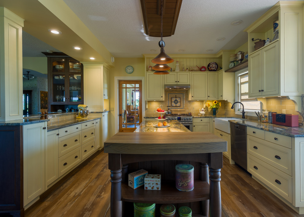 Inspiration for a cottage kitchen remodel in Calgary