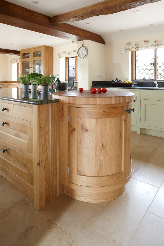 Offene, Geräumige Landhausstil Küche mit Schrankfronten im Shaker-Stil, grünen Schränken, Granit-Arbeitsplatte und Kücheninsel in Surrey