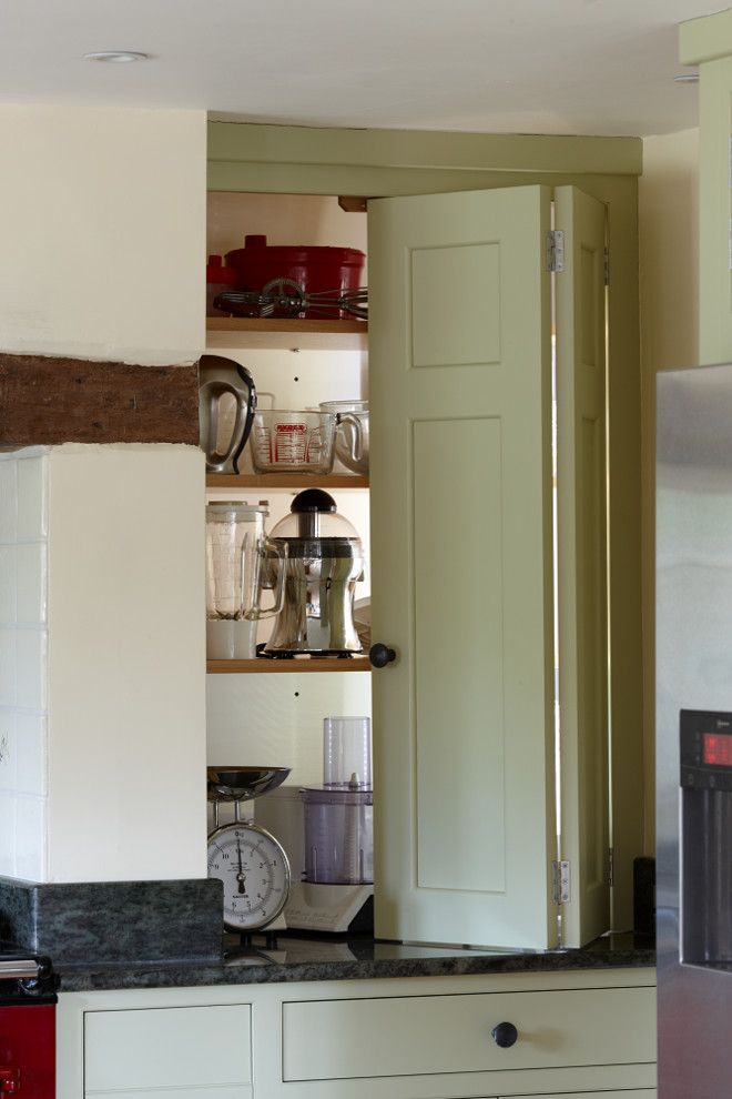 Offene, Geräumige Landhaus Küche mit Schrankfronten im Shaker-Stil, grünen Schränken, Granit-Arbeitsplatte und Kücheninsel in Surrey