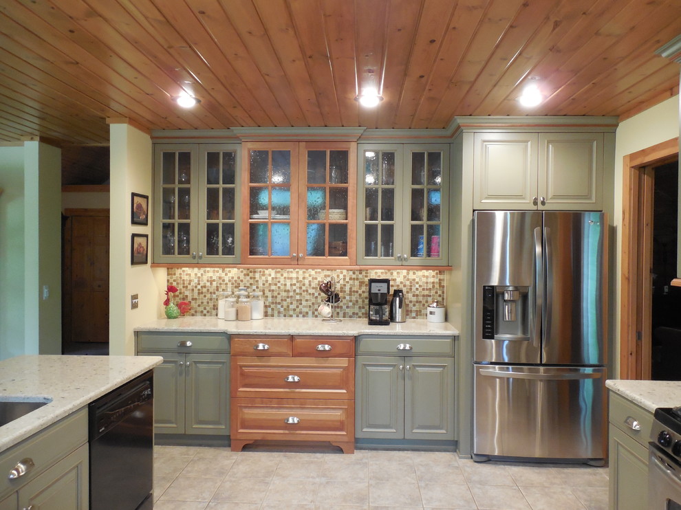 Inspiration för ett rustikt kök, med en undermonterad diskho, luckor med upphöjd panel, gröna skåp, bänkskiva i kvarts, flerfärgad stänkskydd och svarta vitvaror