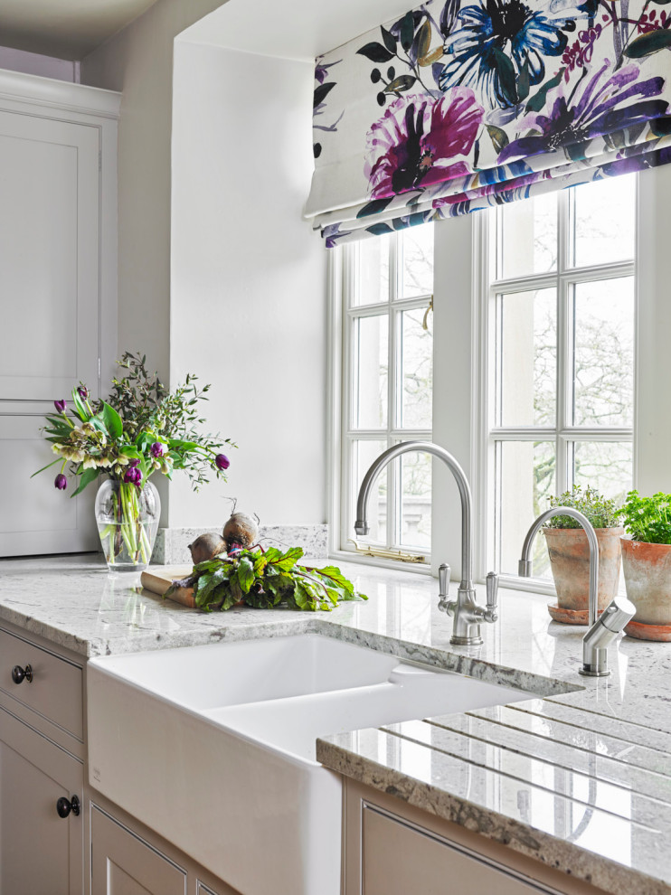 Foto på ett mellanstort vintage vit kök och matrum, med en rustik diskho, skåp i shakerstil, granitbänkskiva, glaspanel som stänkskydd, ljust trägolv och en köksö