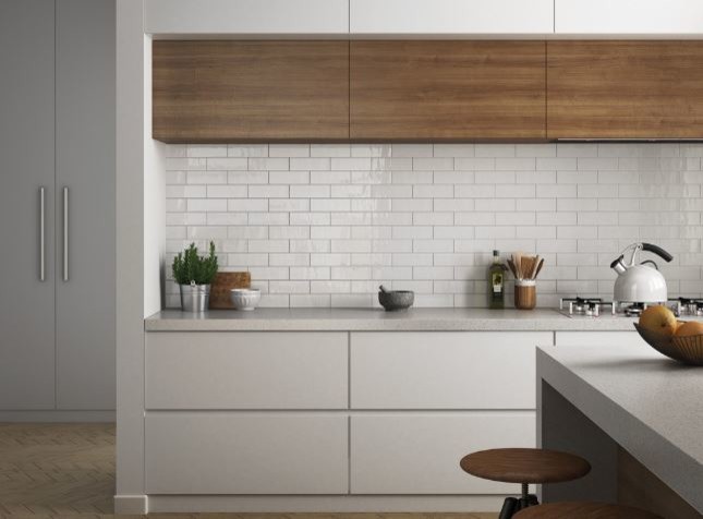 Idéer för ett stort modernt kök, med vita skåp, granitbänkskiva, vitt stänkskydd, stänkskydd i keramik, rostfria vitvaror, mellanmörkt trägolv, en köksö och brunt golv