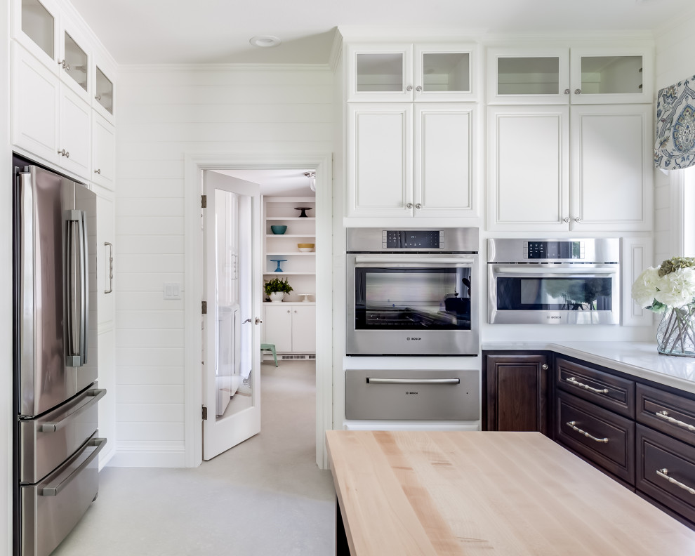 Exempel på ett mellanstort klassiskt vit vitt kök, med en enkel diskho, luckor med upphöjd panel, skåp i mellenmörkt trä, bänkskiva i kvarts, flerfärgad stänkskydd, stänkskydd i keramik, rostfria vitvaror, vinylgolv, en halv köksö och grått golv