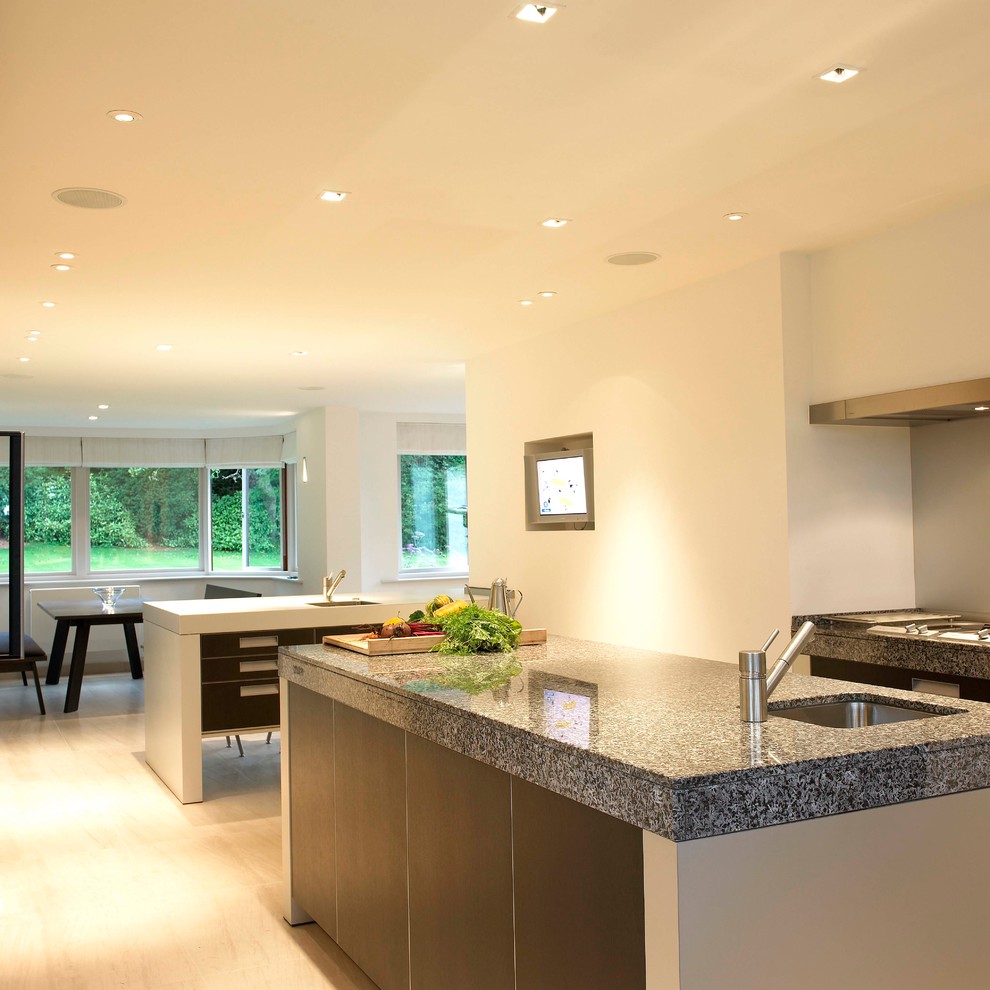 Mittelgroße Moderne Wohnküche in U-Form mit Kücheninsel in West Midlands