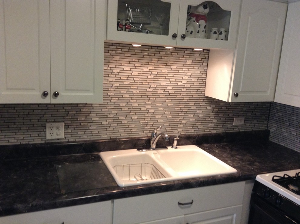 Immagine di una cucina minimal con paraspruzzi bianco e paraspruzzi con piastrelle a mosaico