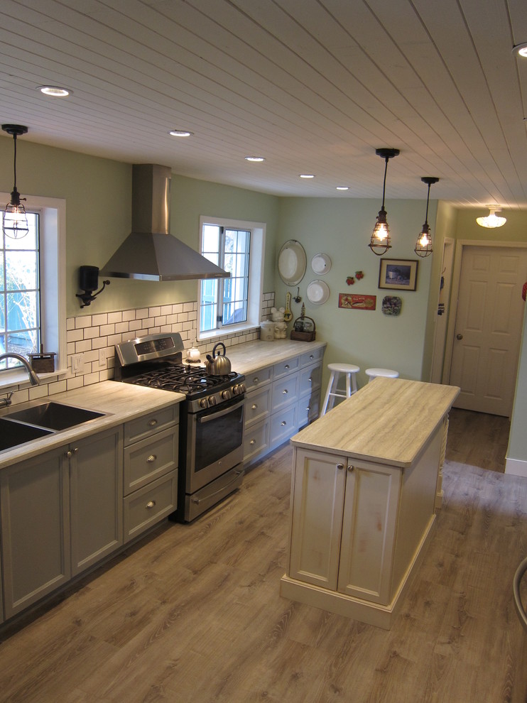 Courtenay Farmhouse Style kitchen remodel Casa de campo Cocina Vancouver de Oak Hills