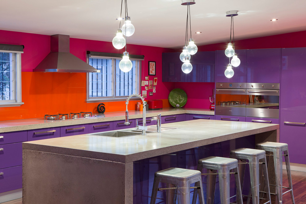 Источник вдохновения для домашнего уюта: кухня в современном стиле с плоскими фасадами, техникой из нержавеющей стали, фартуком из стекла, накладной мойкой, оранжевым фартуком и фиолетовыми фасадами