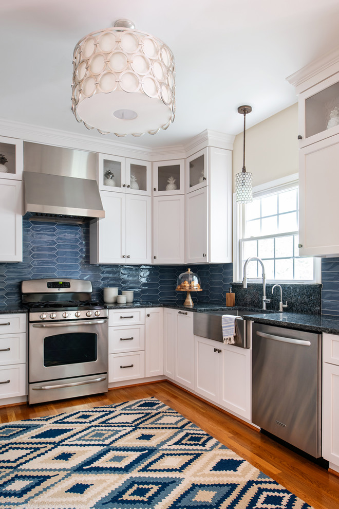Klassische Küche mit Landhausspüle, Schrankfronten im Shaker-Stil, Granit-Arbeitsplatte, Küchenrückwand in Blau, Rückwand aus Porzellanfliesen, Küchengeräten aus Edelstahl, braunem Holzboden und blauer Arbeitsplatte in Richmond