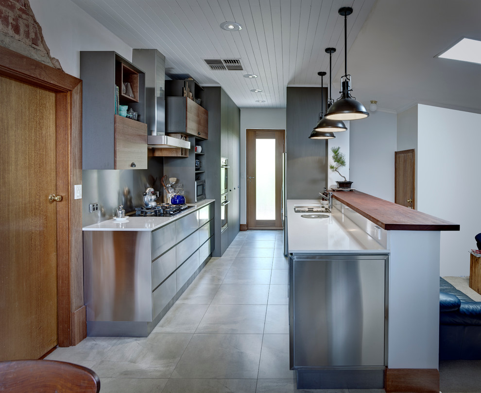 Источник вдохновения для домашнего уюта: параллельная кухня-гостиная в современном стиле с плоскими фасадами, фартуком цвета металлик и фартуком из металлической плитки
