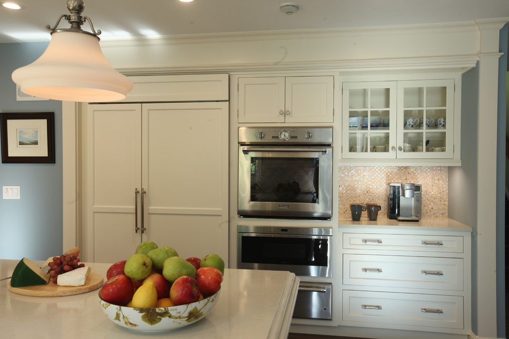 Exempel på ett stort klassiskt kök, med en dubbel diskho, luckor med infälld panel, vita skåp, bänkskiva i koppar, vitt stänkskydd, stänkskydd i mosaik, rostfria vitvaror, klinkergolv i porslin och en köksö