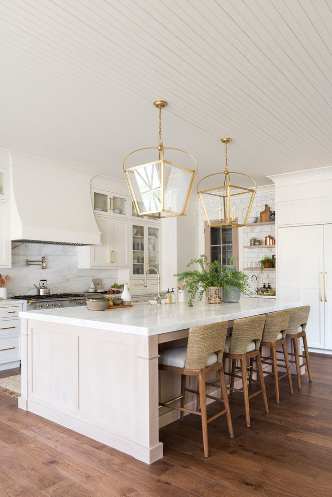 Idée de décoration pour une grande cuisine américaine marine en L avec des portes de placard blanches, plan de travail en marbre, une crédence multicolore, une crédence en marbre, un sol en bois brun, îlot et un plan de travail multicolore.