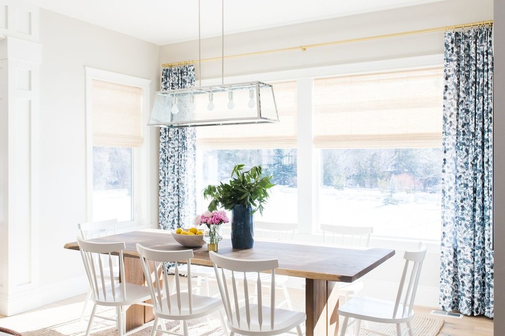 Inspiration pour une salle à manger ouverte sur la cuisine marine de taille moyenne avec parquet clair.