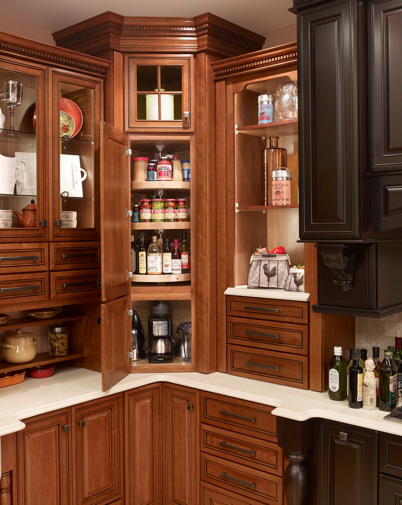 Immagine di una cucina classica di medie dimensioni con ante con riquadro incassato, ante beige, top in granito, paraspruzzi marrone, paraspruzzi in marmo e top marrone