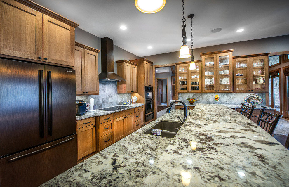 Foto di una cucina abitabile american style con lavello sottopiano, ante in legno scuro, top in granito, elettrodomestici colorati e 2 o più isole