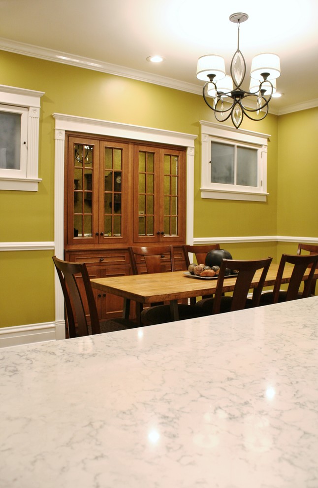 Cette photo montre une petite salle à manger ouverte sur la cuisine chic avec un sol en bois brun et un sol marron.