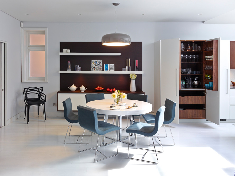 Mittelgroße Moderne Wohnküche mit gebeiztem Holzboden und weißem Boden in London