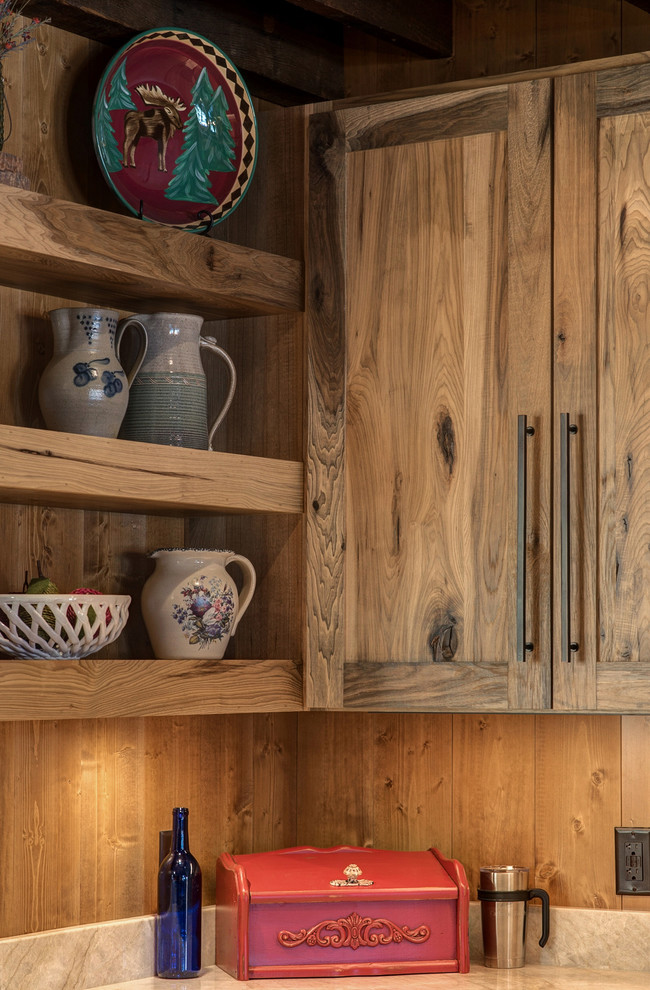 Diseño de cocina rural grande con armarios con paneles lisos, puertas de armario con efecto envejecido, encimera de cuarcita y salpicadero de madera