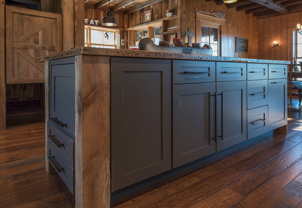 Imagen de cocina comedor rústica grande con armarios con paneles lisos, puertas de armario con efecto envejecido, encimera de madera y una isla