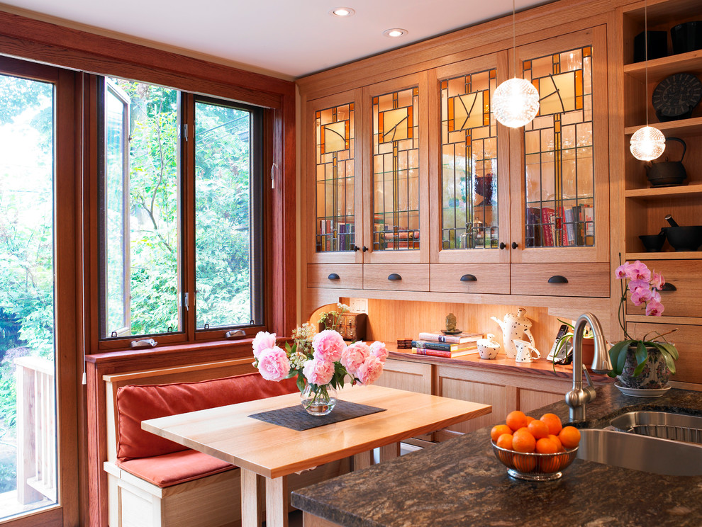 トロントにあるトラディショナルスタイルのおしゃれなキッチン (ダブルシンク、ガラス扉のキャビネット、中間色木目調キャビネット) の写真
