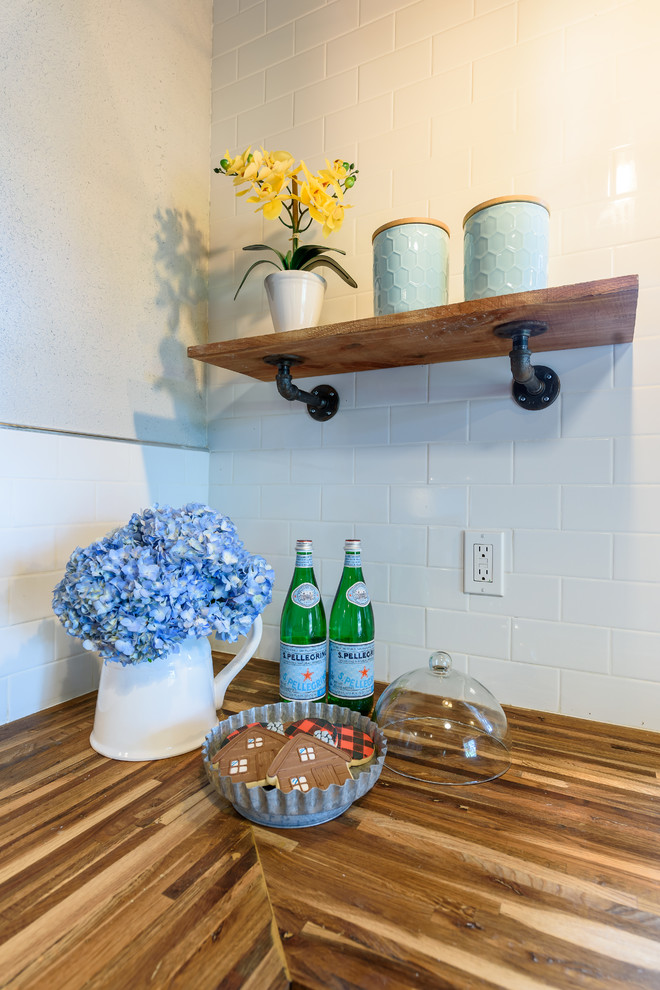 Exempel på ett mellanstort rustikt flerfärgad flerfärgat kök, med en rustik diskho, luckor med infälld panel, grå skåp, träbänkskiva, vitt stänkskydd, stänkskydd i keramik, rostfria vitvaror, mellanmörkt trägolv och brunt golv