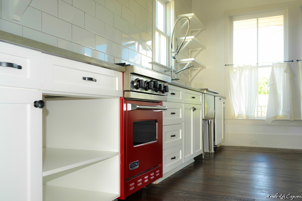 Cette photo montre une petite cuisine américaine linéaire chic avec un placard à porte shaker, des portes de placard blanches et aucun îlot.