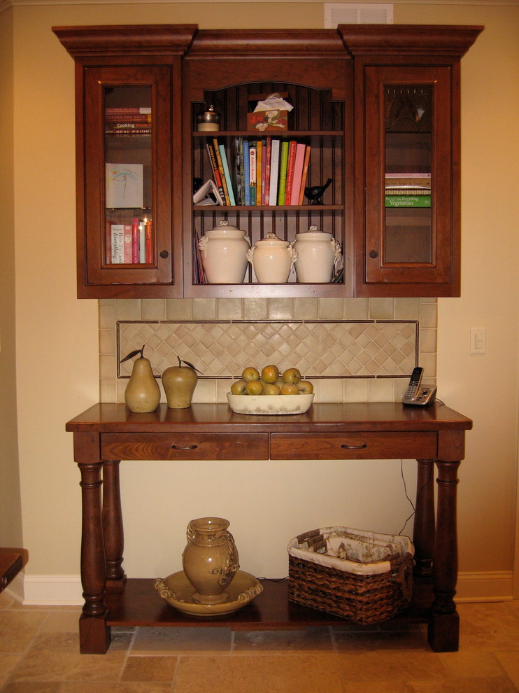 Foto di una cucina country di medie dimensioni con ante di vetro, ante in legno scuro, top in legno, paraspruzzi beige, paraspruzzi con piastrelle in ceramica e pavimento in pietra calcarea