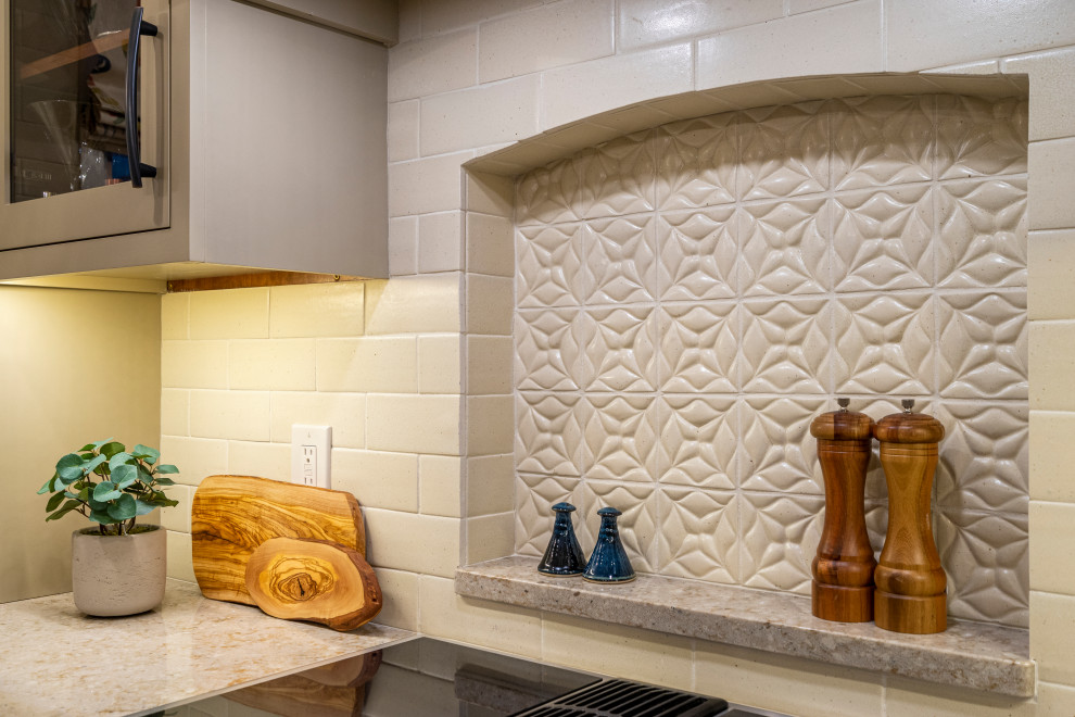 Foto på ett avskilt, mellanstort lantligt beige u-kök, med en enkel diskho, luckor med infälld panel, gröna skåp, bänkskiva i kvarts, vitt stänkskydd, stänkskydd i keramik, rostfria vitvaror, mellanmörkt trägolv, en köksö och brunt golv