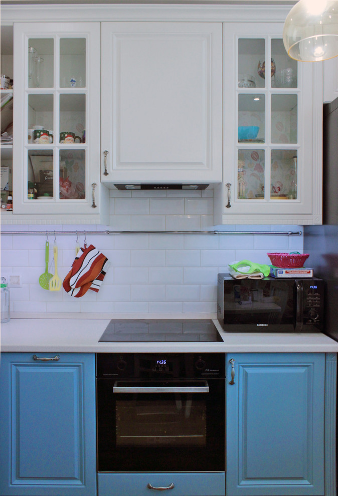 Inspiration for a mid-sized contemporary l-shaped vinyl floor eat-in kitchen remodel in Yekaterinburg with white backsplash, subway tile backsplash and no island