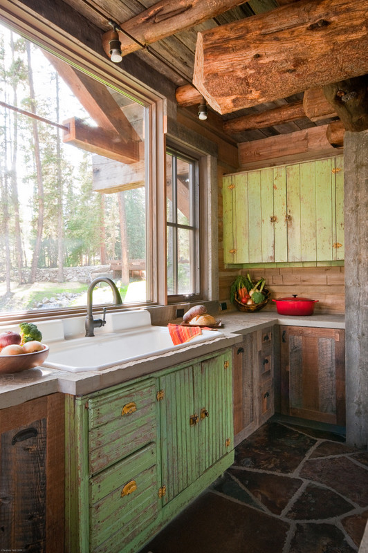 Imagen de cocina rústica con fregadero encastrado y puertas de armario con efecto envejecido