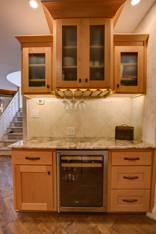 Foto di una cucina bohémian con lavello sottopiano, ante in stile shaker, ante in legno scuro, top in granito, paraspruzzi beige e elettrodomestici in acciaio inossidabile
