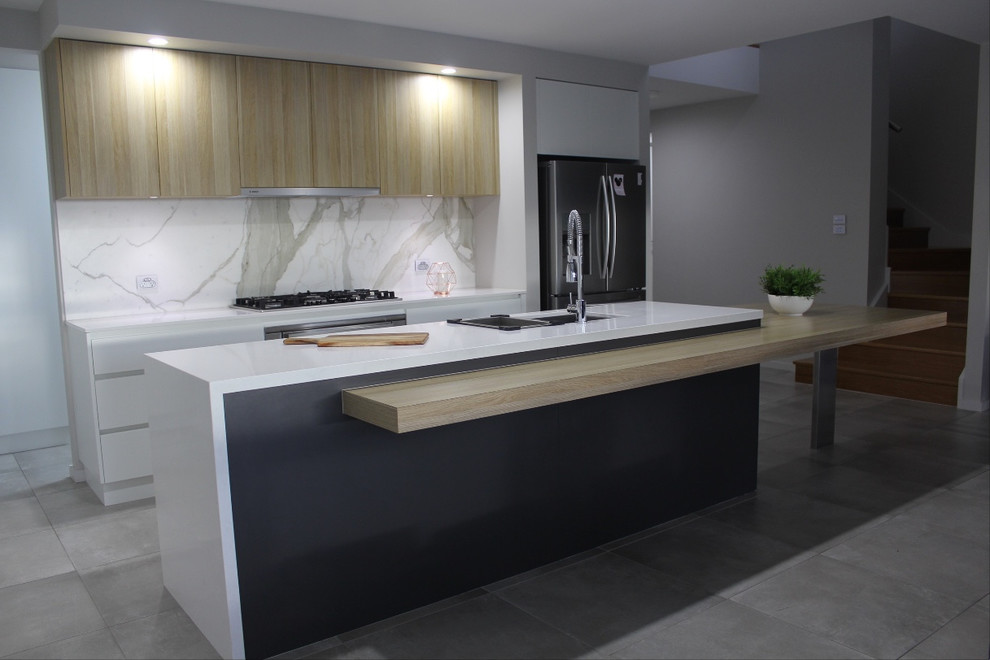 Foto di una cucina contemporanea di medie dimensioni con lavello sottopiano, ante grigie, top in quarzo composito, paraspruzzi in marmo, pavimento in gres porcellanato, pavimento grigio e top bianco