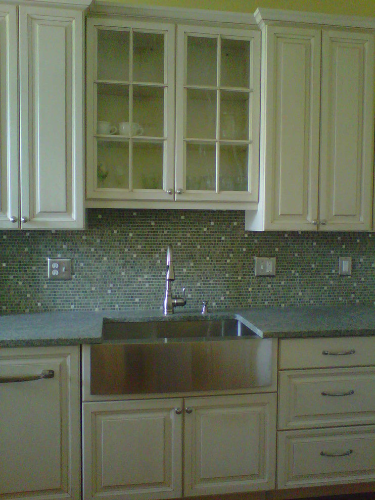 Modelo de cocina de estilo americano con salpicadero gris y salpicadero con mosaicos de azulejos