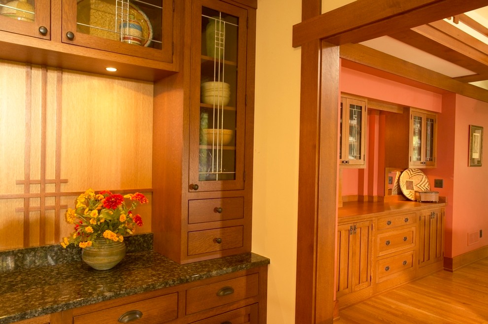 Geräumige Rustikale Küche in U-Form mit Küchenrückwand in Beige, Schrankfronten im Shaker-Stil, hellbraunen Holzschränken und braunem Holzboden in Sonstige